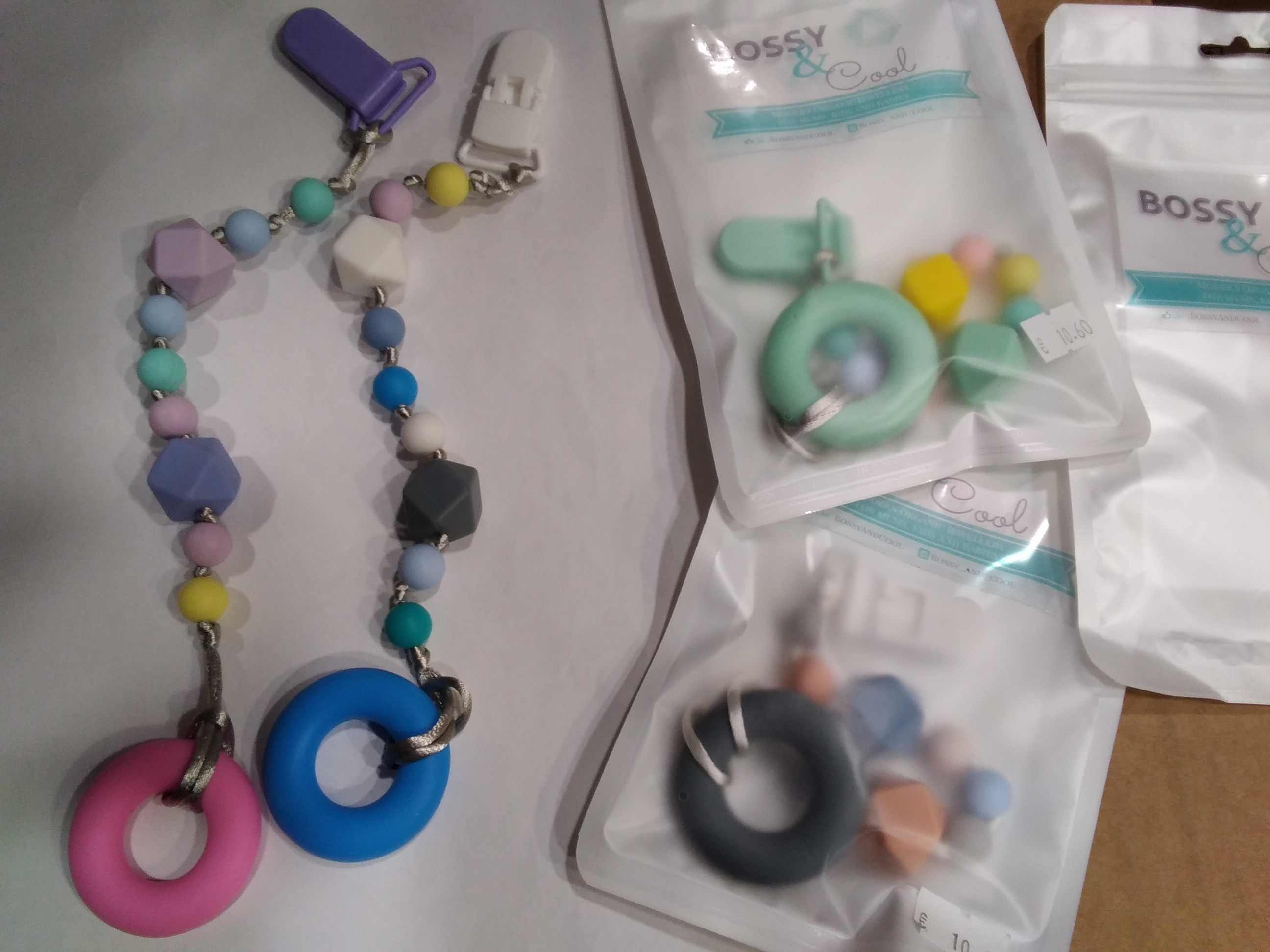 Bossy & Cool Moderns, silikona knupīšu turētājs mazuļiem (dažādas krāsas-roku darbs)