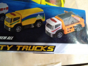 Teamsterz Lielgabarītu sanitārā mašīna (orandžā un dzeltenā) apm. 13cm garumā Cena par 1gab. 3+gadiem