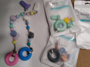 Bossy & Cool Moderns, silikona knupīšu turētājs mazuļiem (dažādas krāsas-roku darbs)