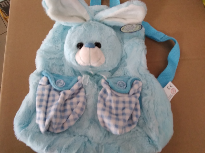 Mīksta rotaļlieta - Mugursoma Zaķēns zils apm.25x23cm, cena par 1gb.