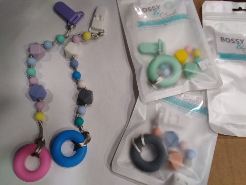 Bossy & Cool Moderns, silikona knupīšu turētājs mazuļiem (dažādas krāsas-roku darbs)